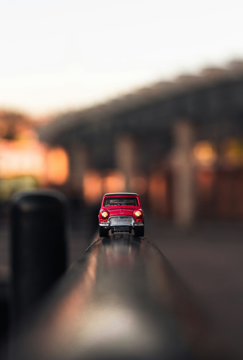 Fotografía de enfoque superficial de un automóvil rojo fundido a presión