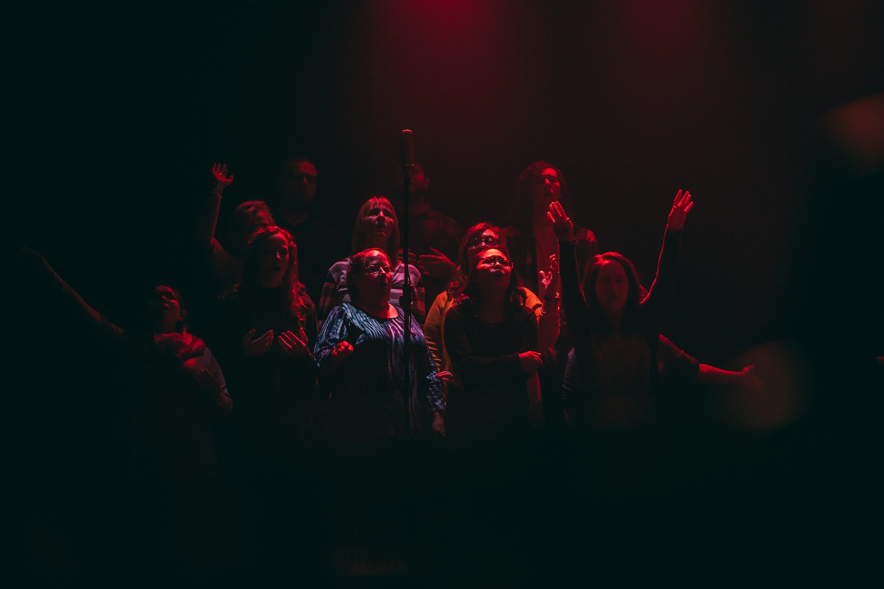 Coro di bambini sul palco sotto i riflettori