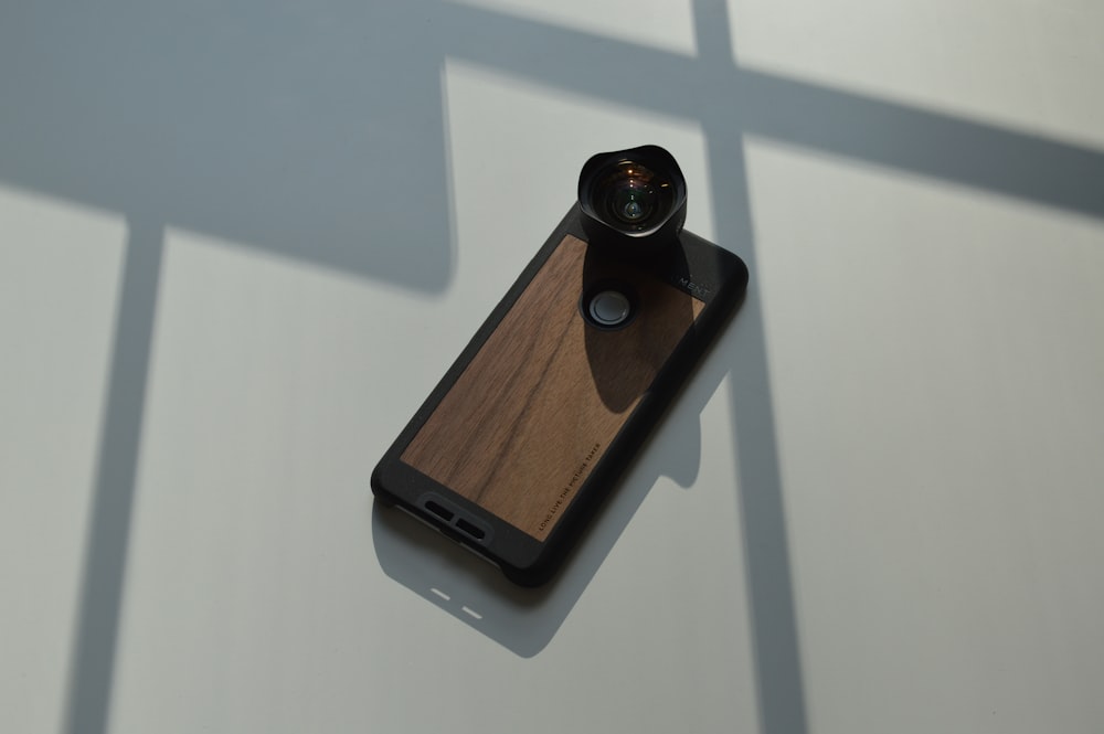 smartphone marron et noir avec objectif