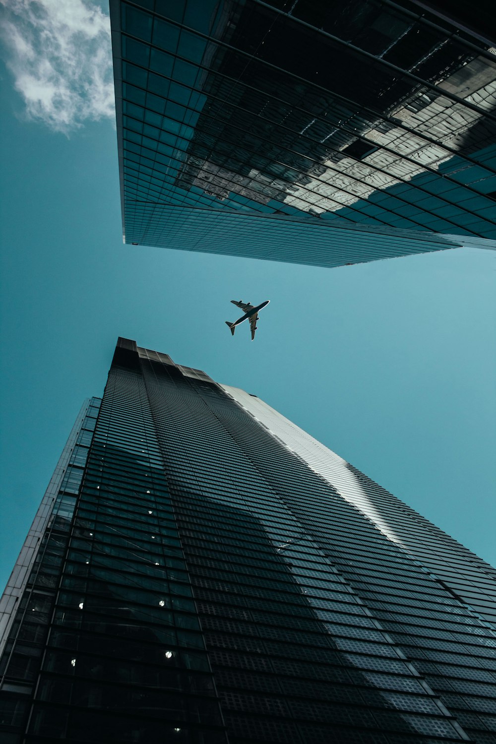 Fotografía de ángulo bajo edificios bajo un cielo azul claro durante el día