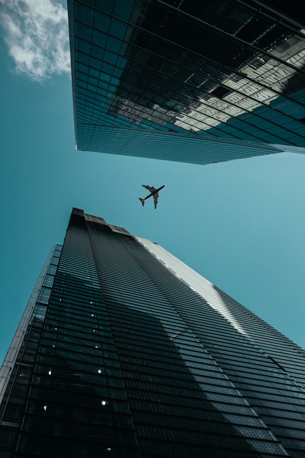 昼間の澄み切った青空の下での建物のローアングル撮影