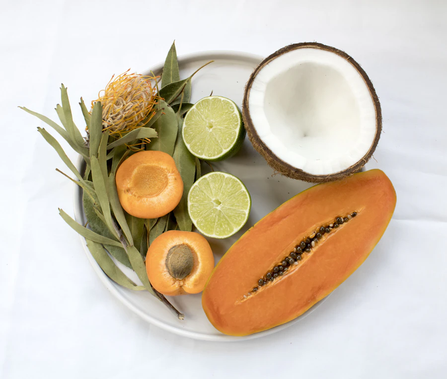 Plateau de fruits tropicaux servis au petit-déjeuner