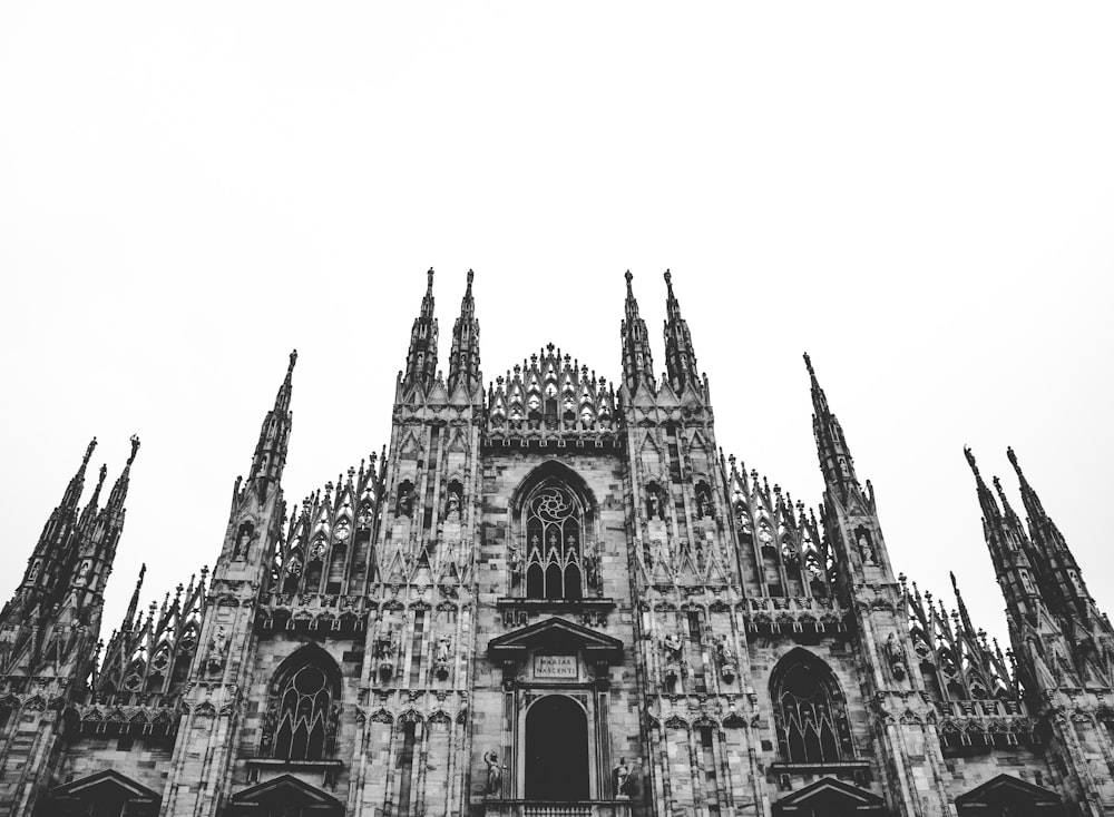 fotografia em tons de cinza da catedral durante o dia