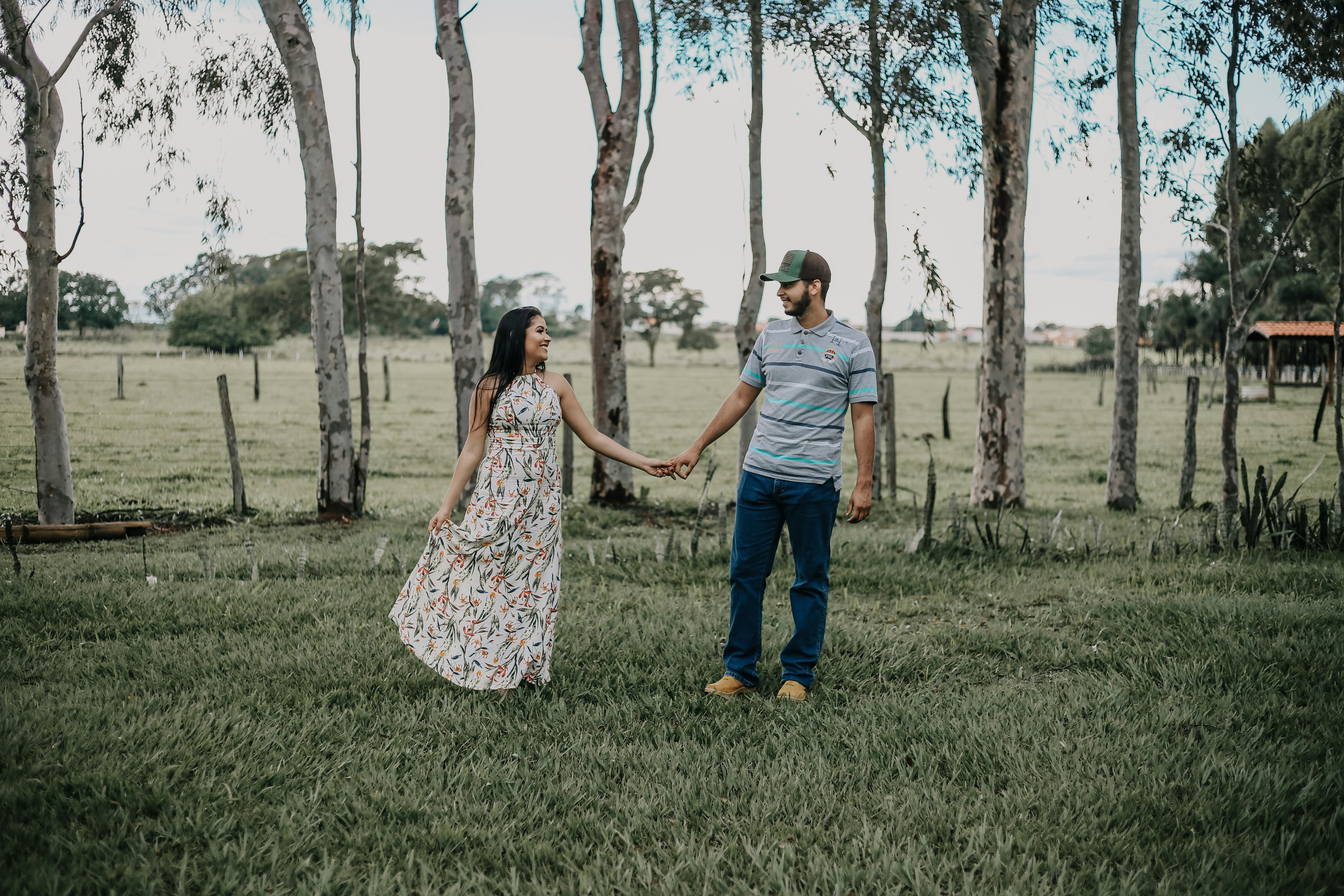 homem e mulher segurando as mãos um do outro