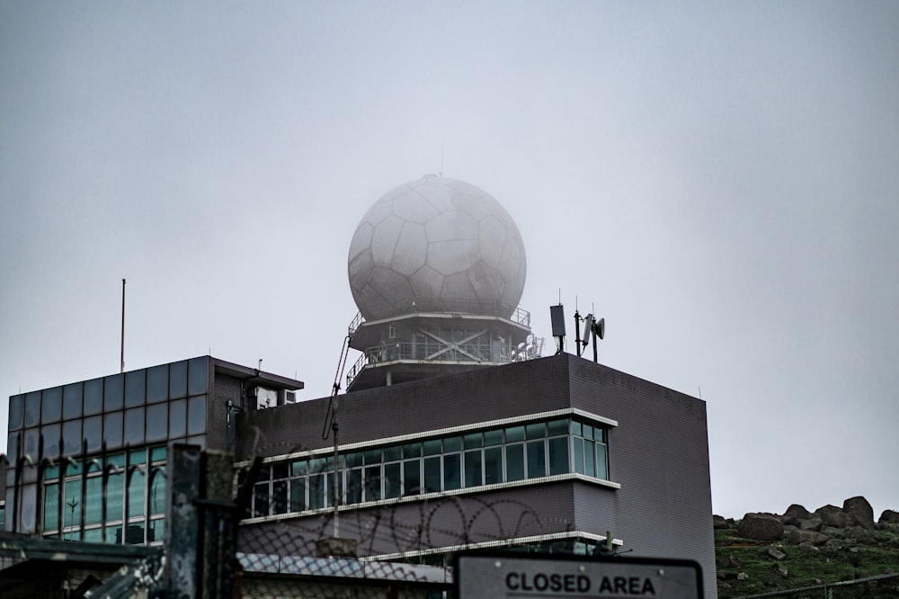 白いコンクリートの建物