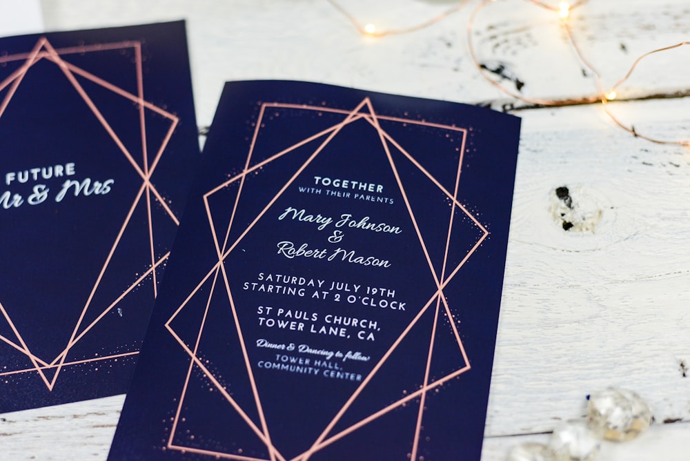 Tarjeta de invitación de boda sobre superficie de madera marrón