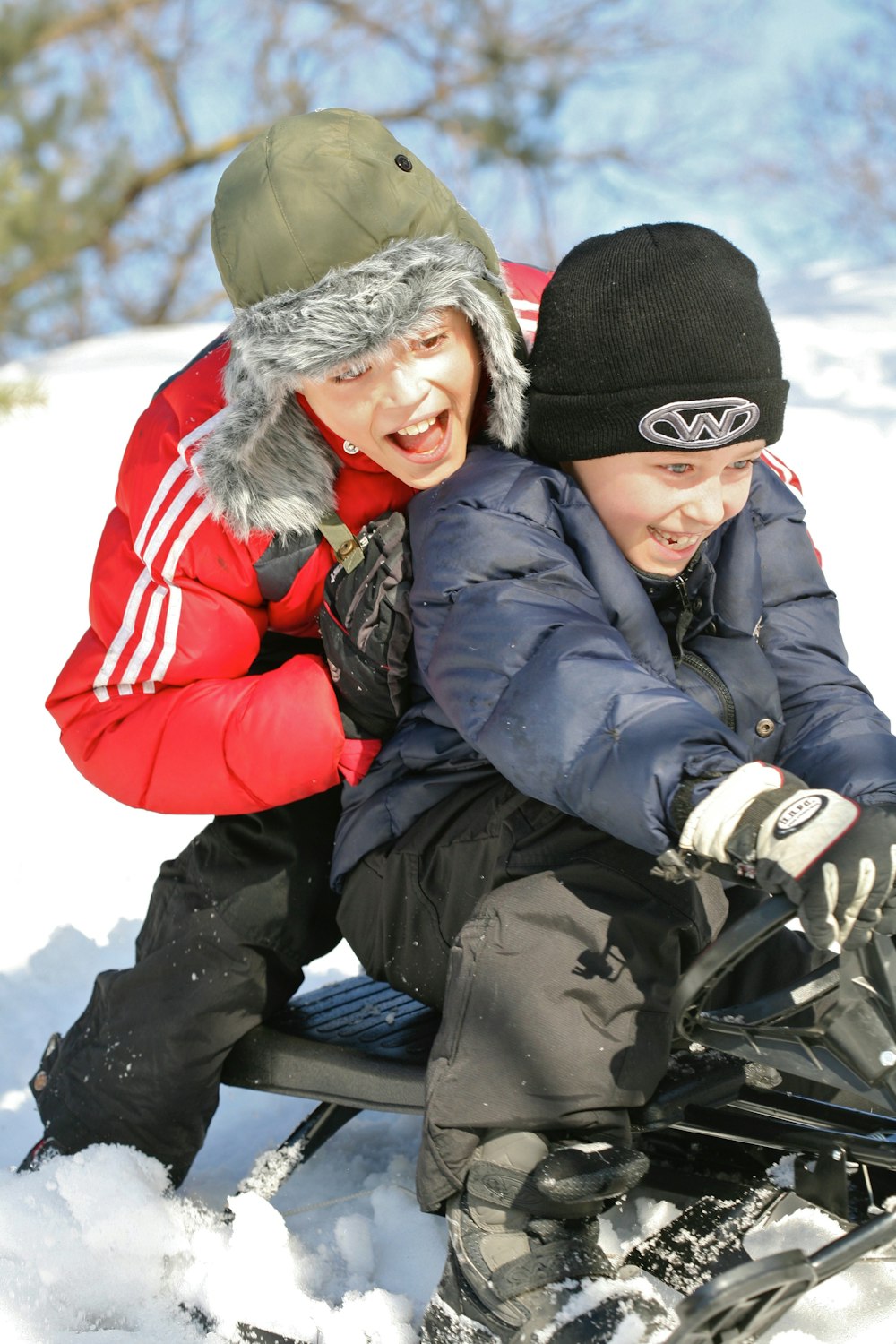 deux bambins jouant dans la neige