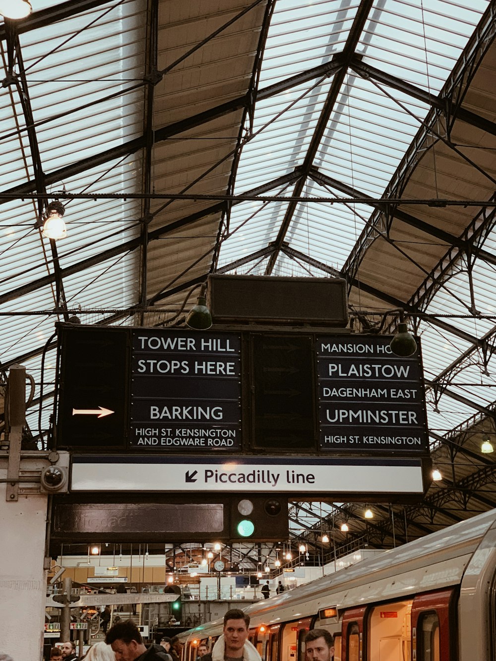 Personas dentro de la estación de tren durante el día