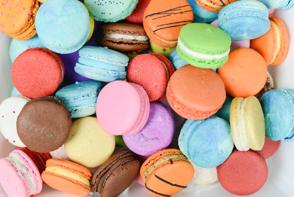 fotografia de alto ângulo de macarons franceses