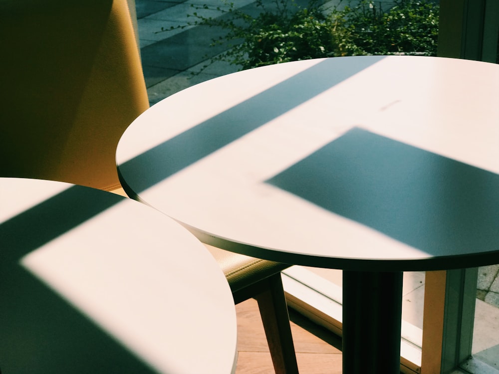 Table ronde en bois blanc