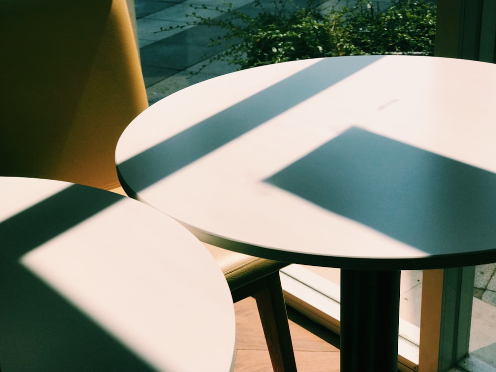 tavolo rotondo in legno bianco