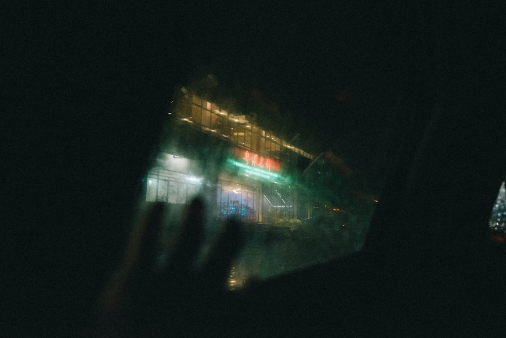 Una foto sfocata di un edificio di notte