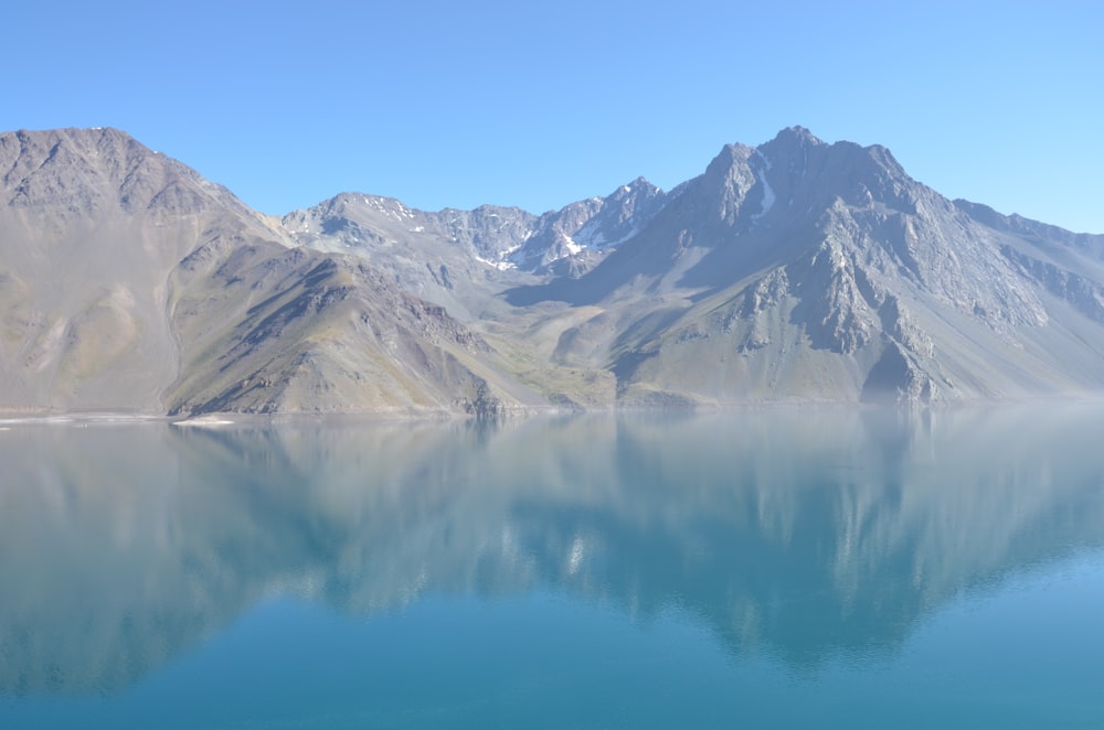 Luftaufnahme eines ruhigen Gewässers in der Nähe eines Berges