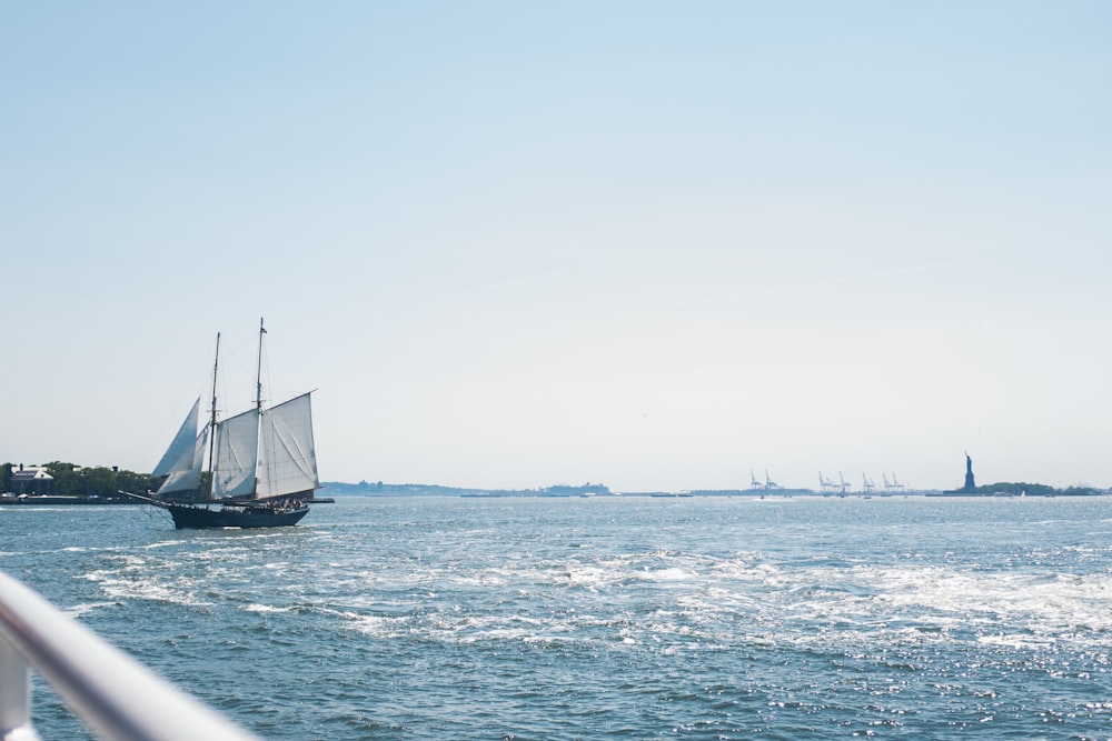 Braunes Segelschiff tagsüber auf dem Gewässer