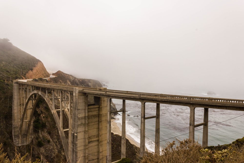 Fotografía aérea del puente de arco de hormigón marrón