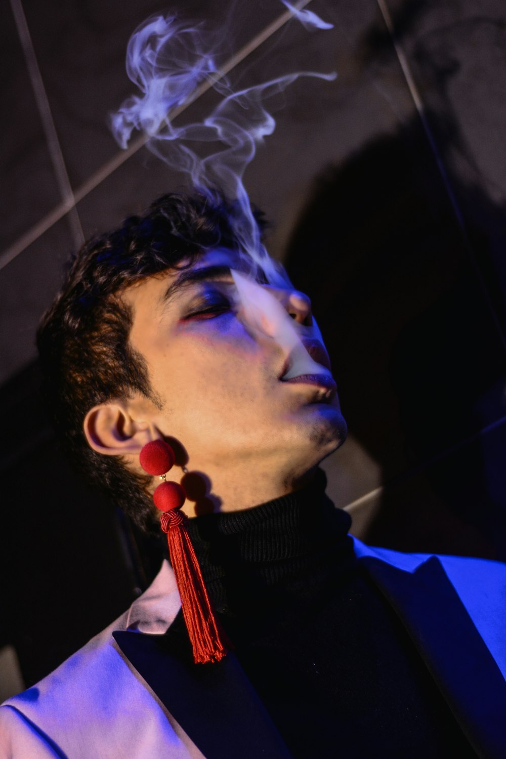 Ein Mann, der in einem dunklen Raum eine Zigarette raucht