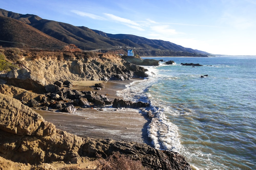 Casa Bianca sulla spiaggia rocciosa della scogliera