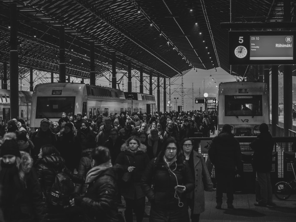 Pessoas reunidas na estação de trem