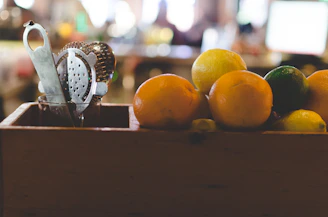 Close-up of a sachet cocktail kit with tropical fruits in the background, evoking summer celebrations.