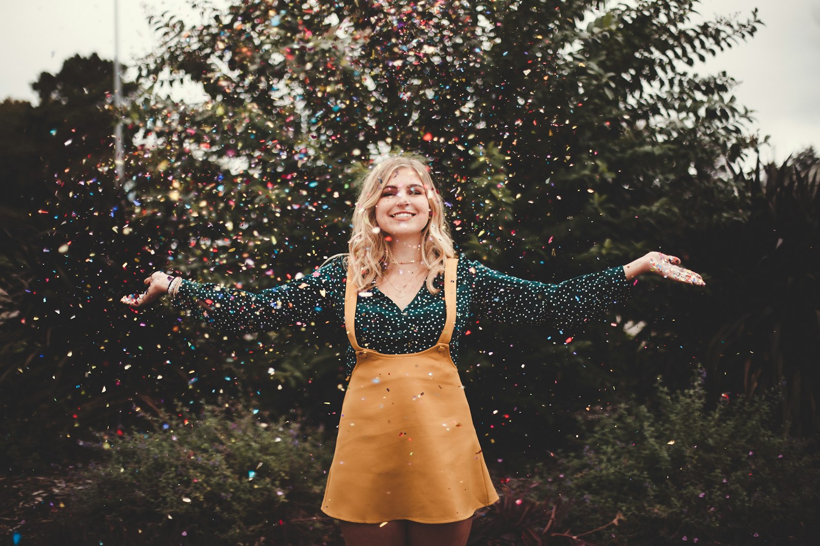 Canon EOS 6D Mark II + Canon EF 50mm F1.4 USM sample photo. Confetti dropping on woman photography