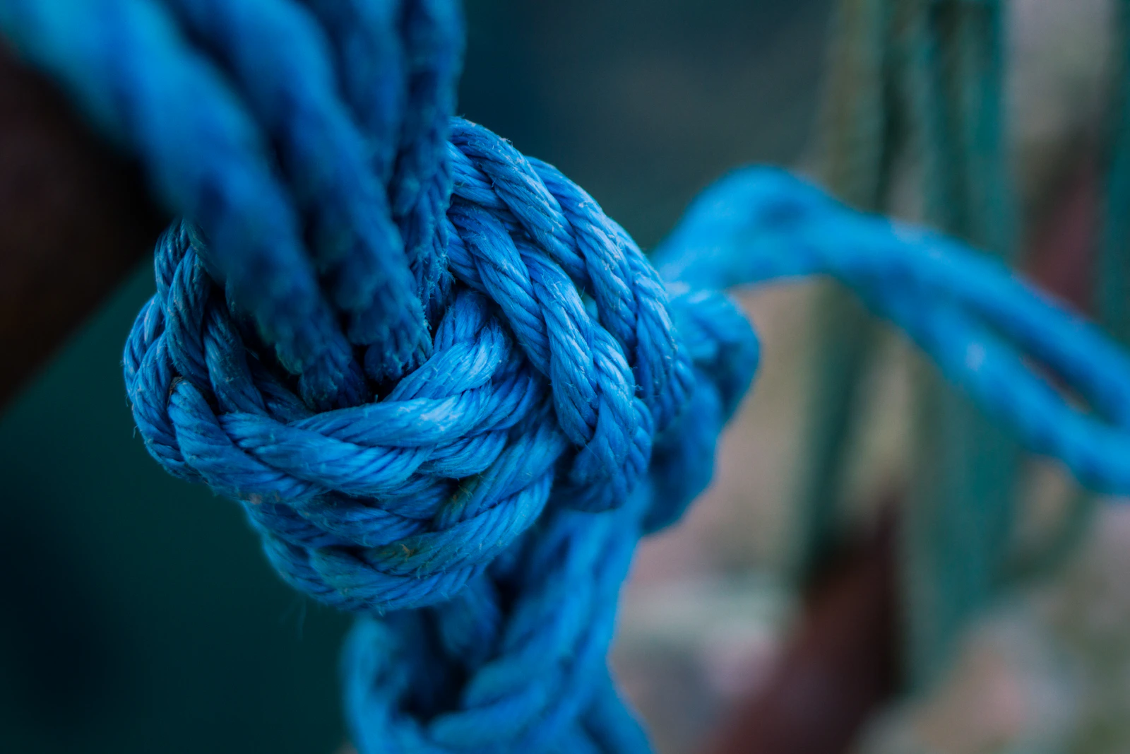 A tangled knot of rope slowly being untangled into a straight line