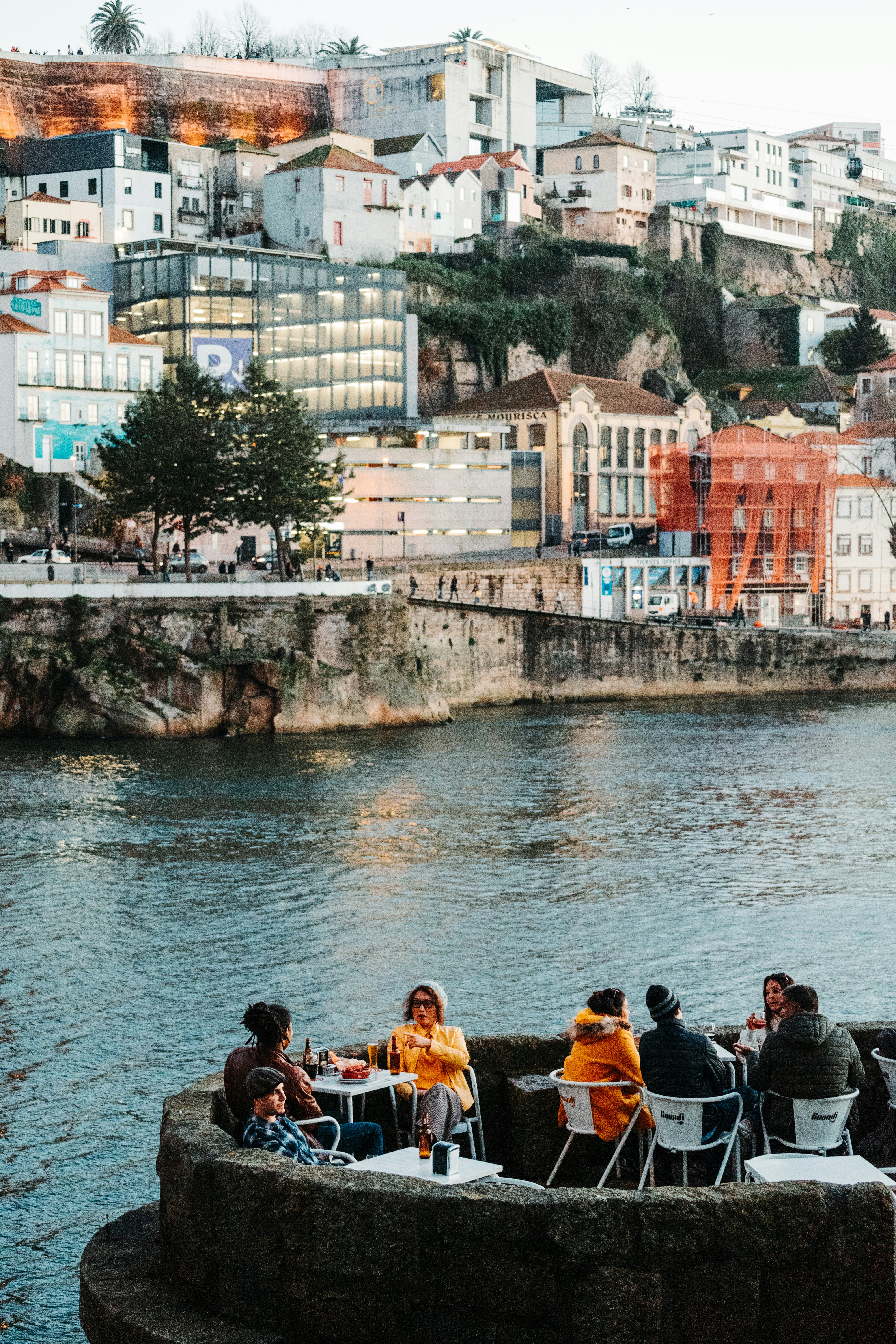 Who Counts as a "Local Guide" in the Douro Valley