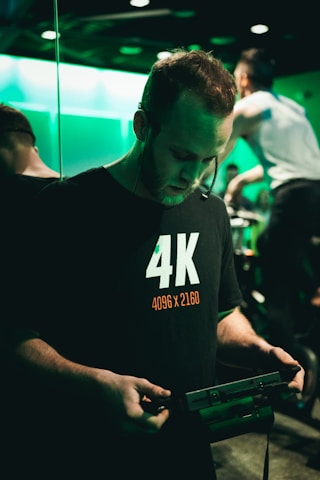 Hombre produciendo un vídeo