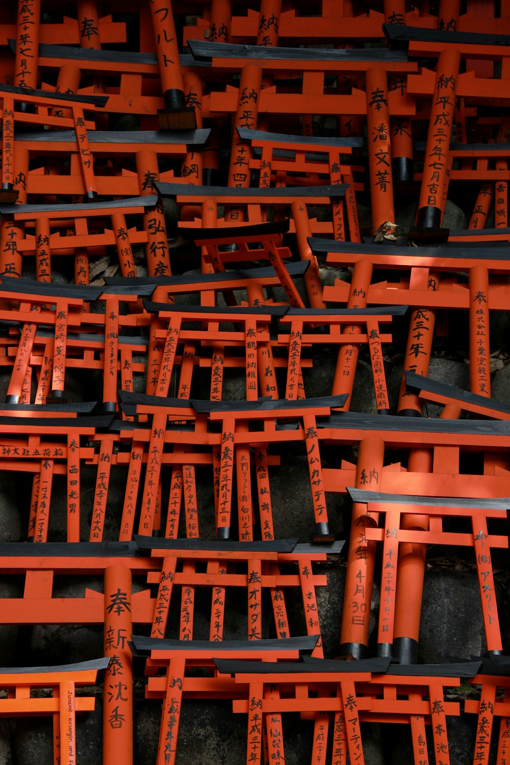 cadeiras de madeira marrom no chão de madeira marrom