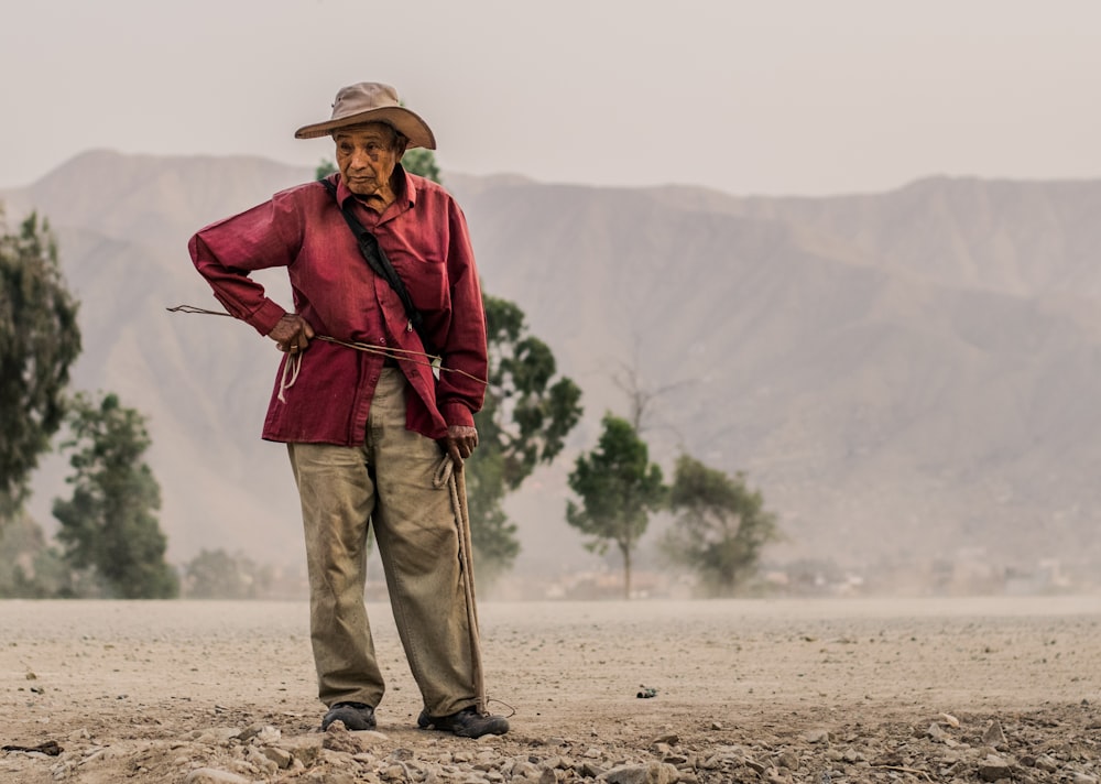 personne portant une chemise marron portant un chapeau marron