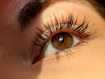 Eye with natural mascara made from plants