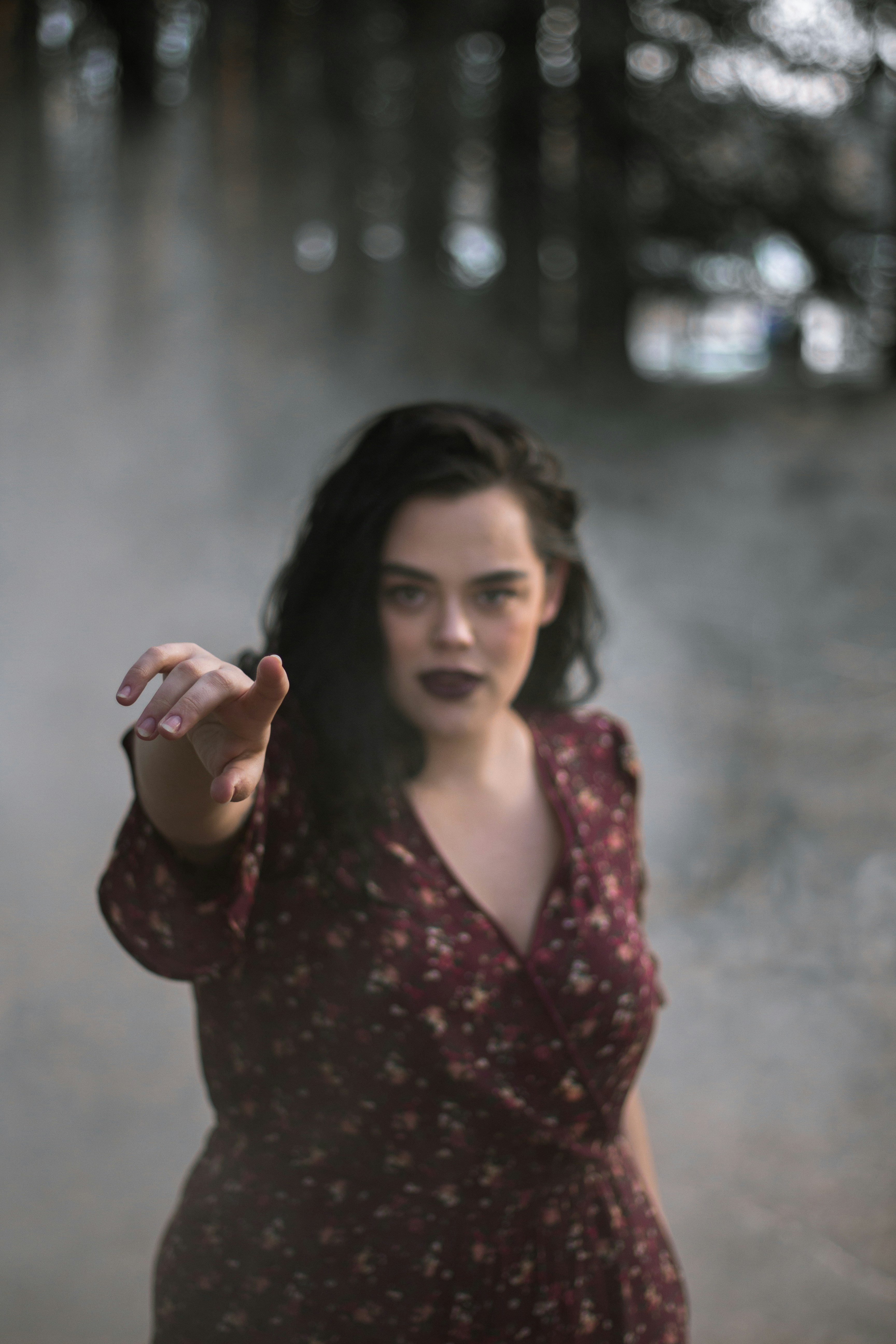 あずき色のドレスを着た女性が指を指すの写真 Unsplashで見つけるグレーの無料写真