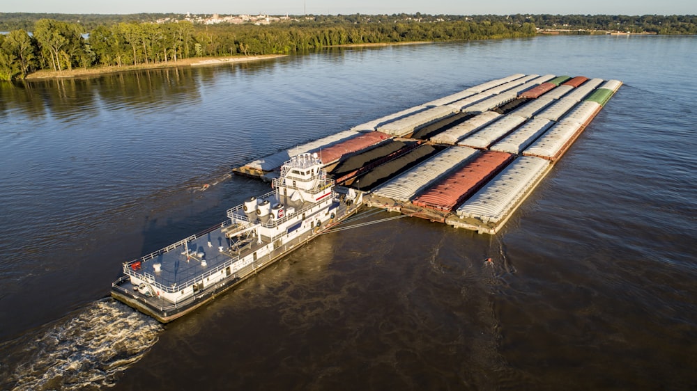 Foto aérea de un barco blanco