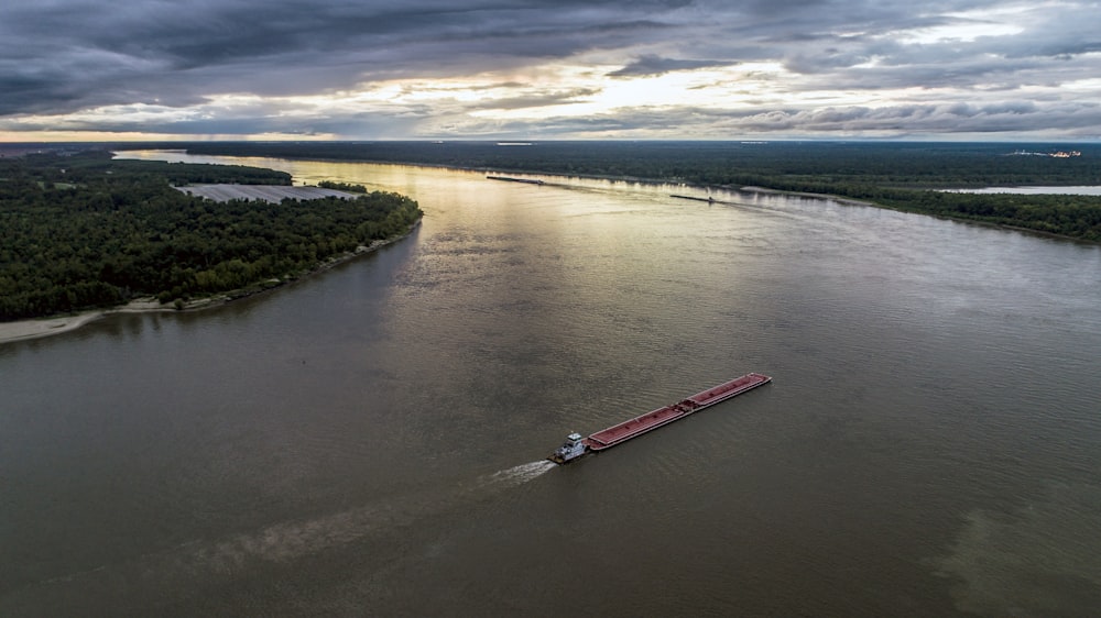 rotes Boot auf Gewässer