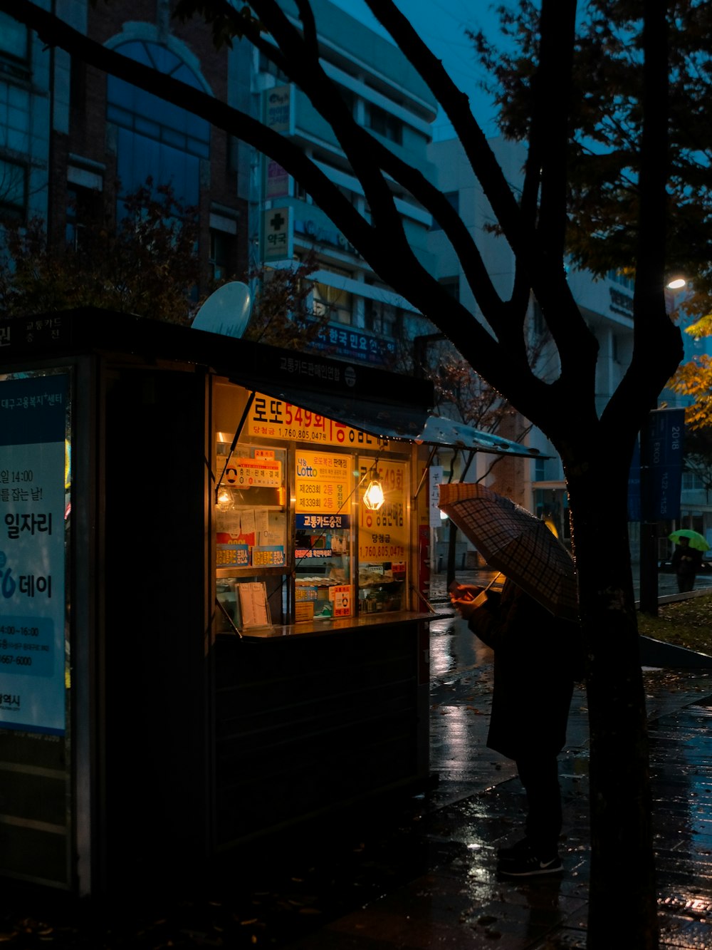 Person, die vor dem Kiosk steht