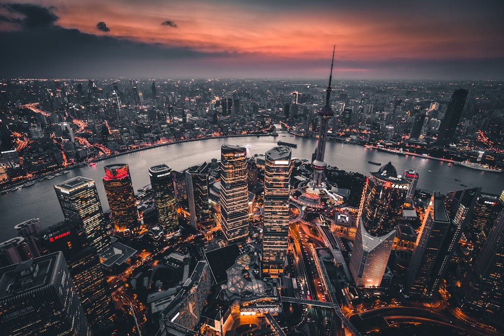 Vista de gran ángulo de edificios de gran altura