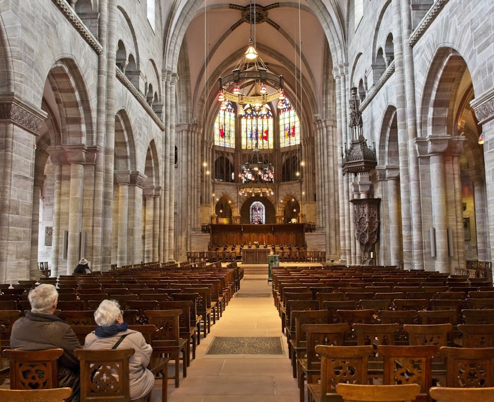 deux personnes à l’intérieur de l’église