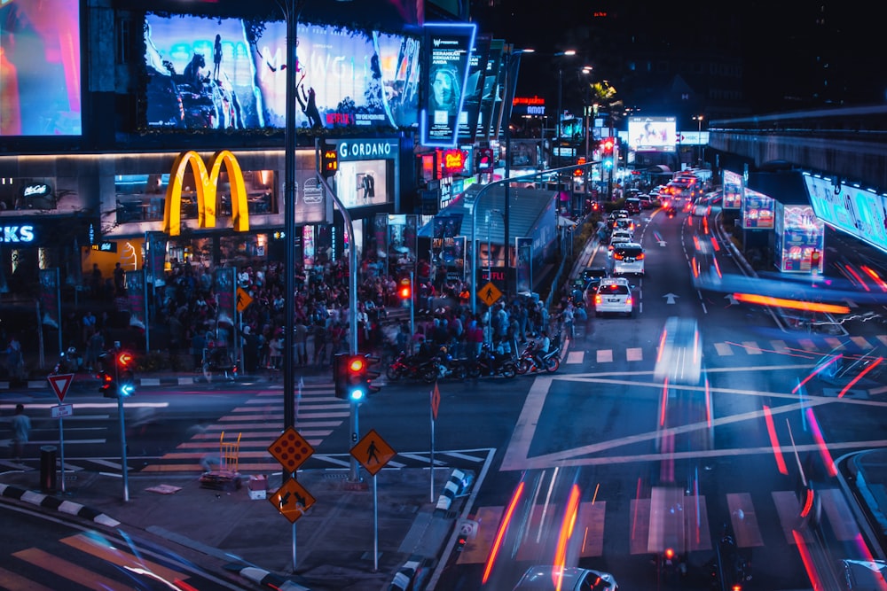 Des gens se sont rassemblés à l’intersection