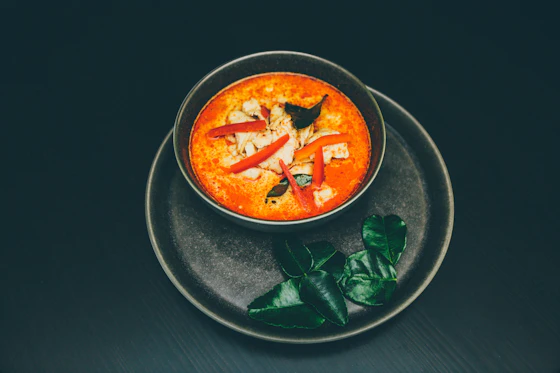 Pappadum renyah dengan trio chutney buatan sendiri