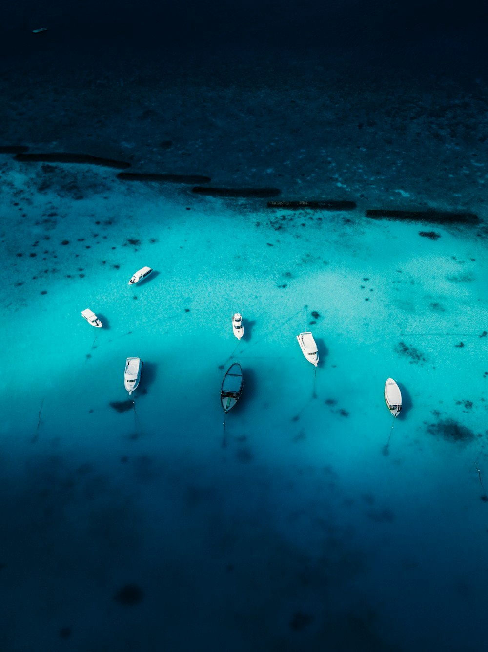 Vista aérea fotografia de barco no corpo de água
