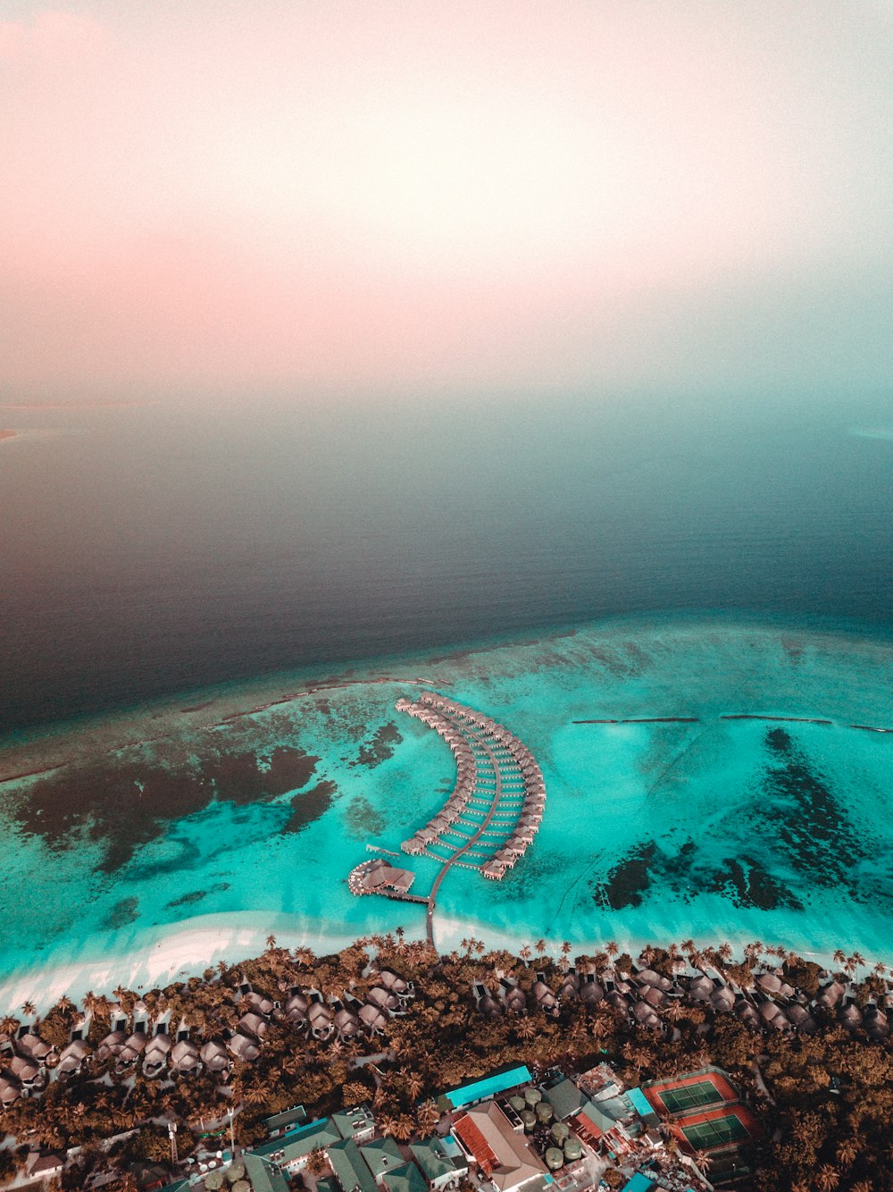 Blick auf die Küste mit ruhigem Meer