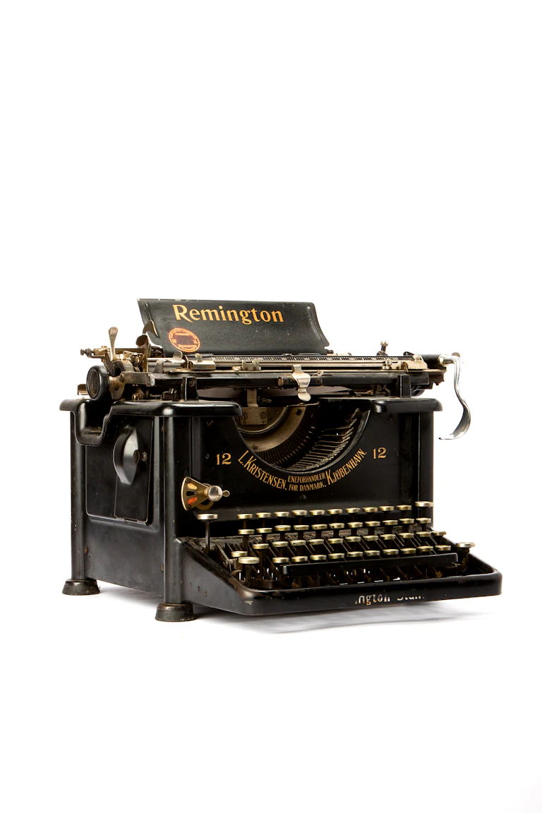 Máquina de escribir antigua como símbolo de la visión original de un autor