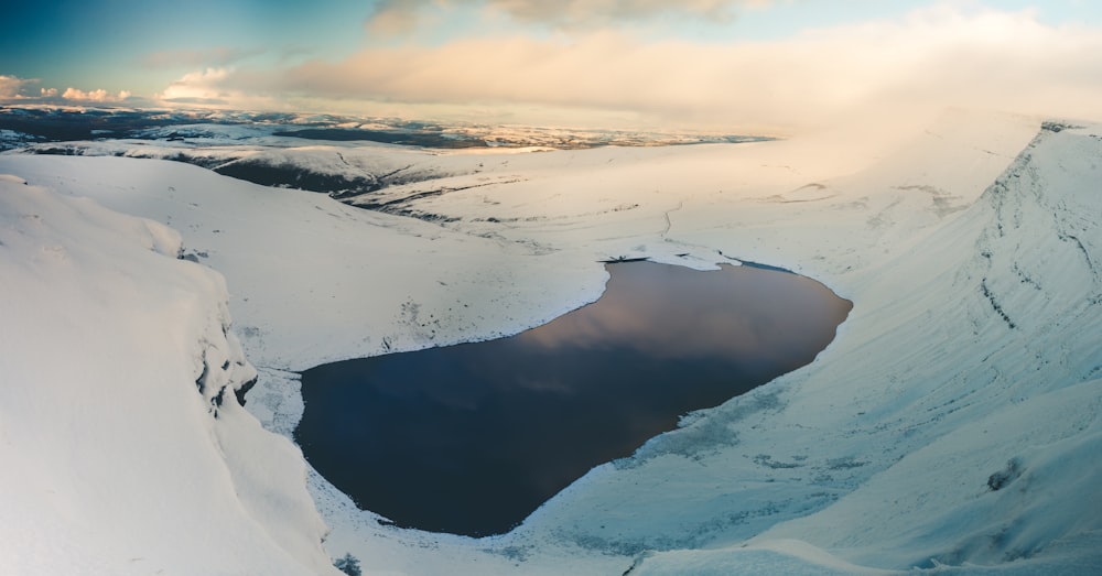 lago coberto de neve sob céu nublado cinzento
