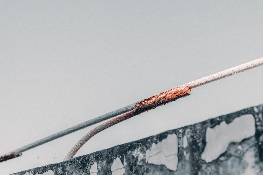 회색 금속 막대의 선택적 초점 사진