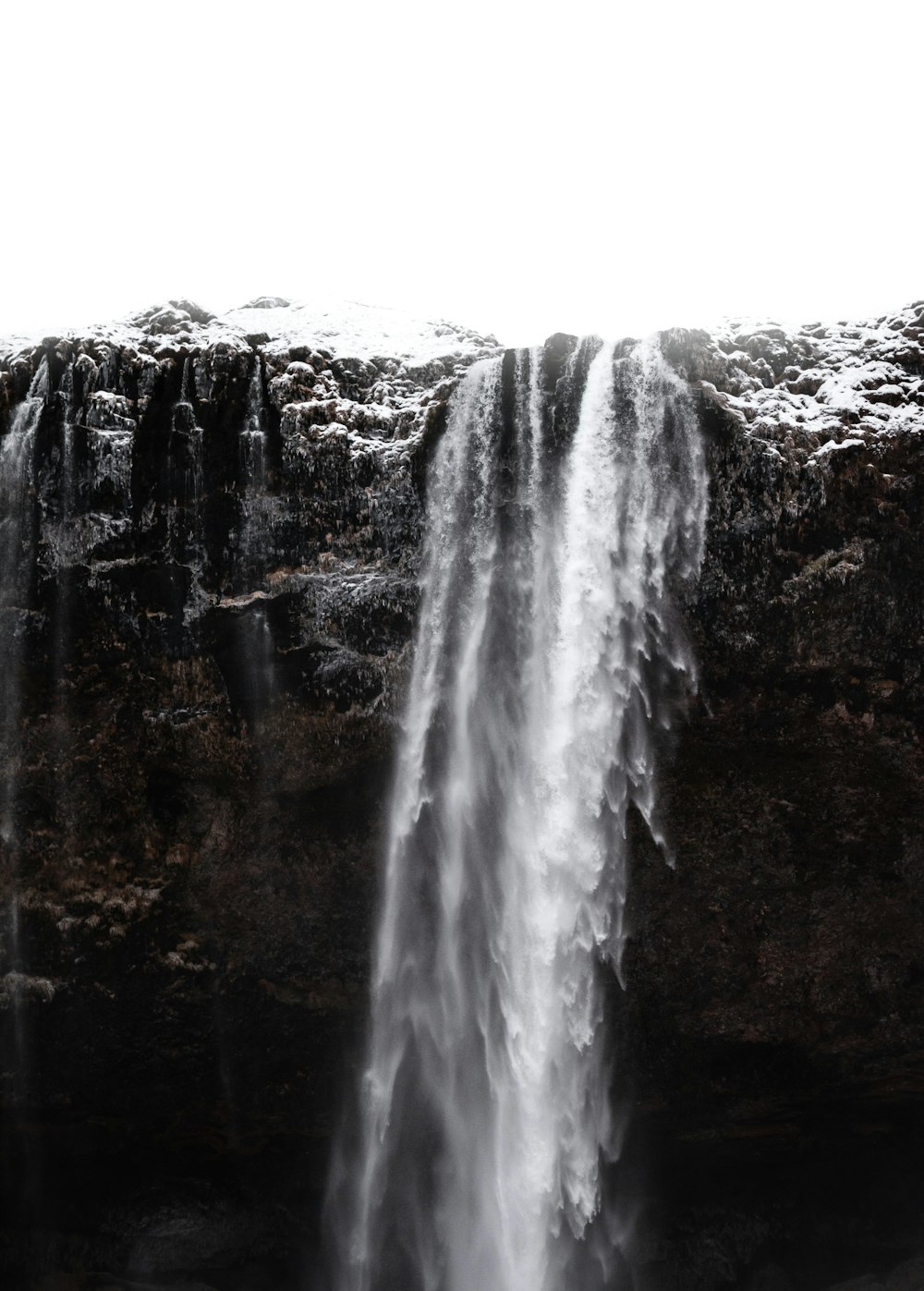 waterfalls on focus photography