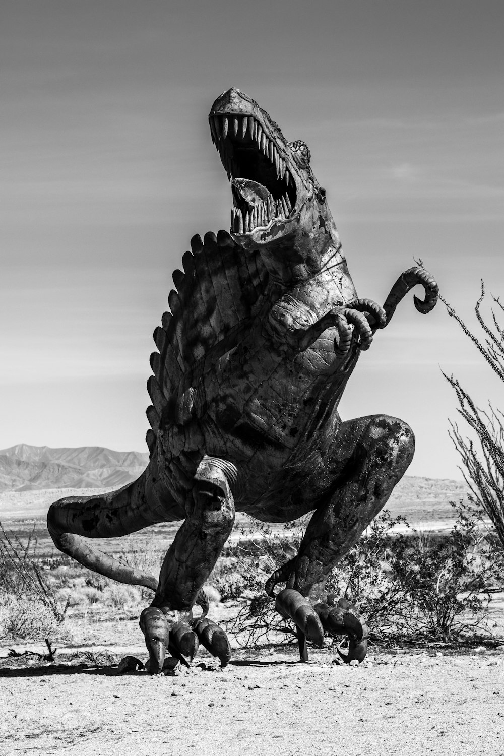 恐竜のグレースケール写真