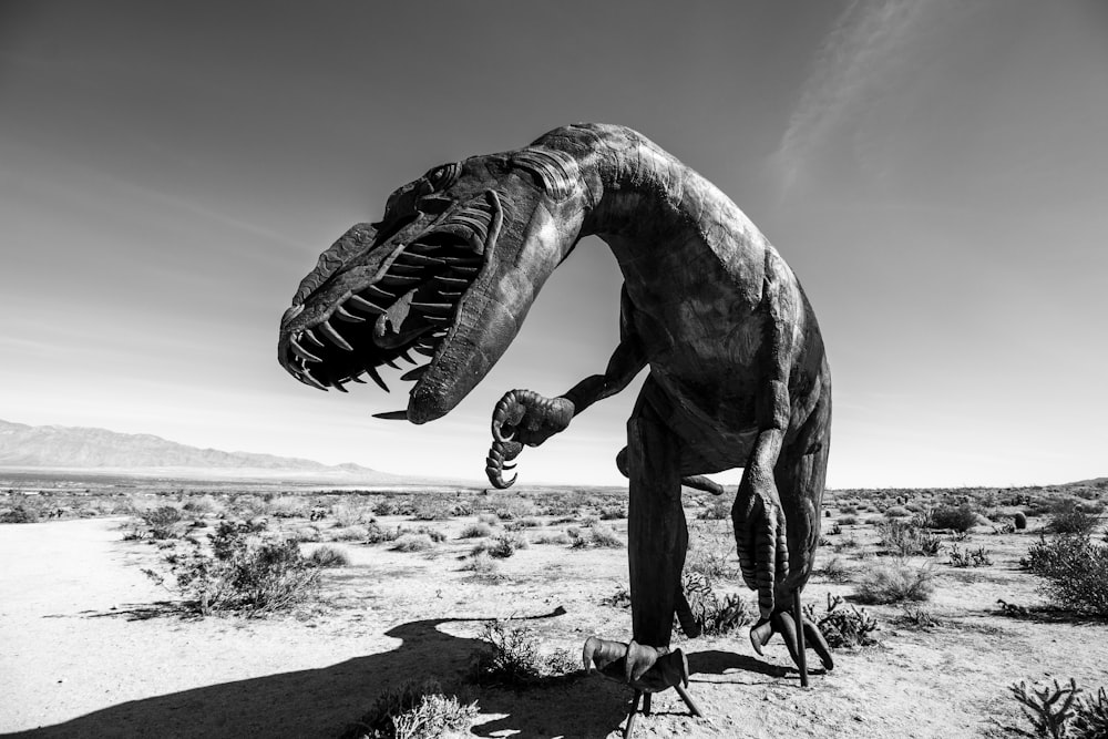 恐竜の装飾のグレースケール写真