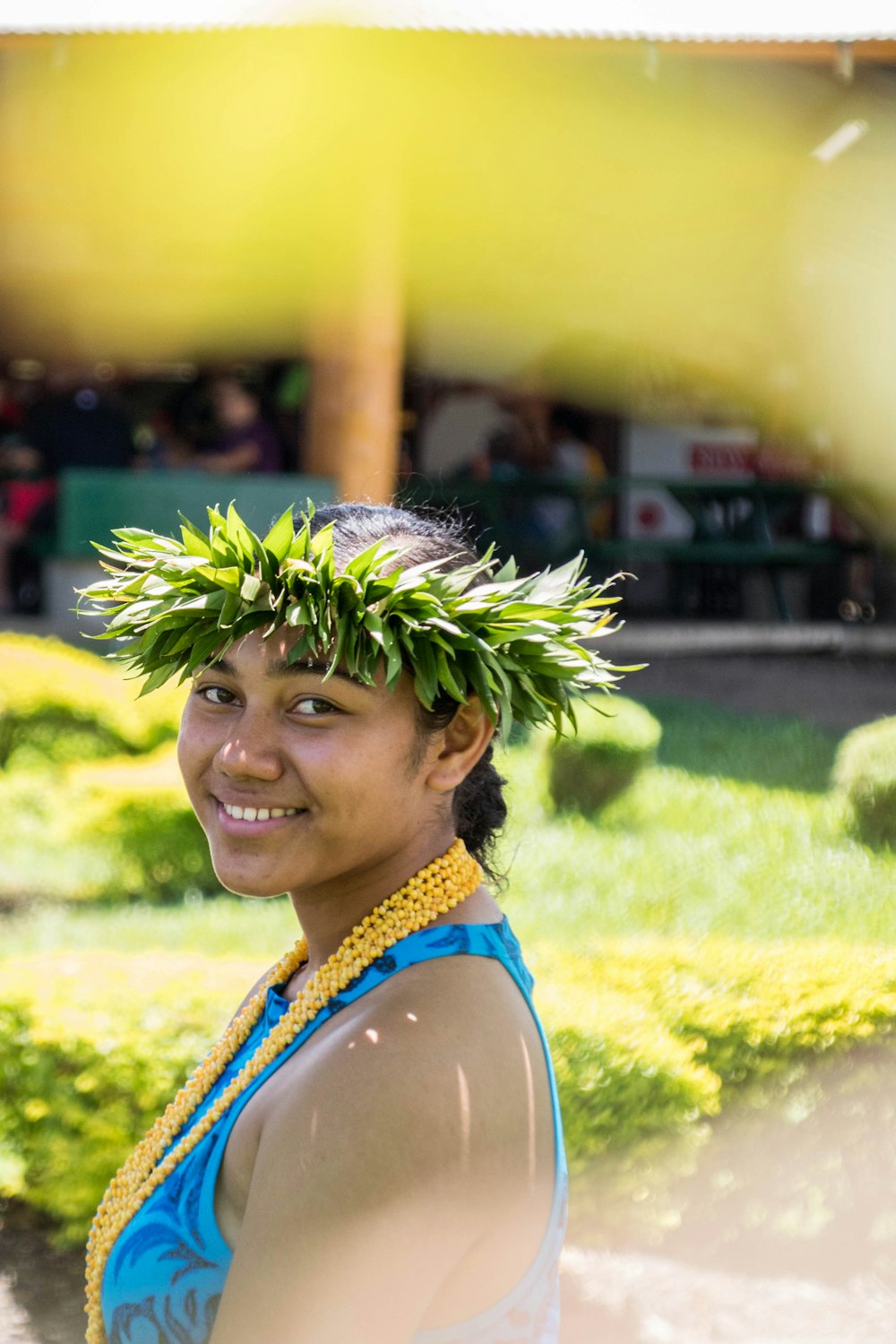 femme souriante debout dans un champ vert