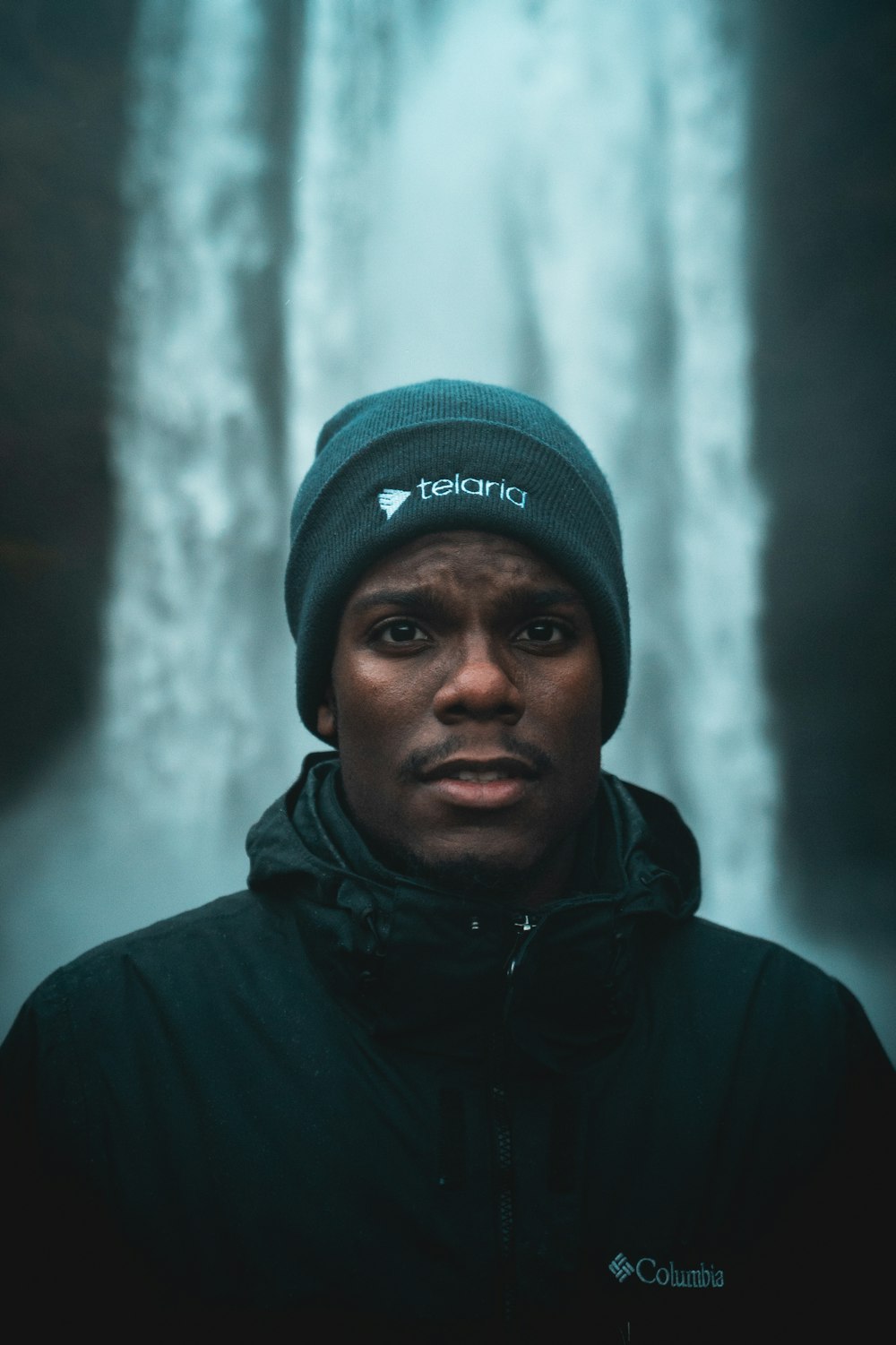 Photo de mise au point peu profonde d’un homme en bonnet en tricot noir