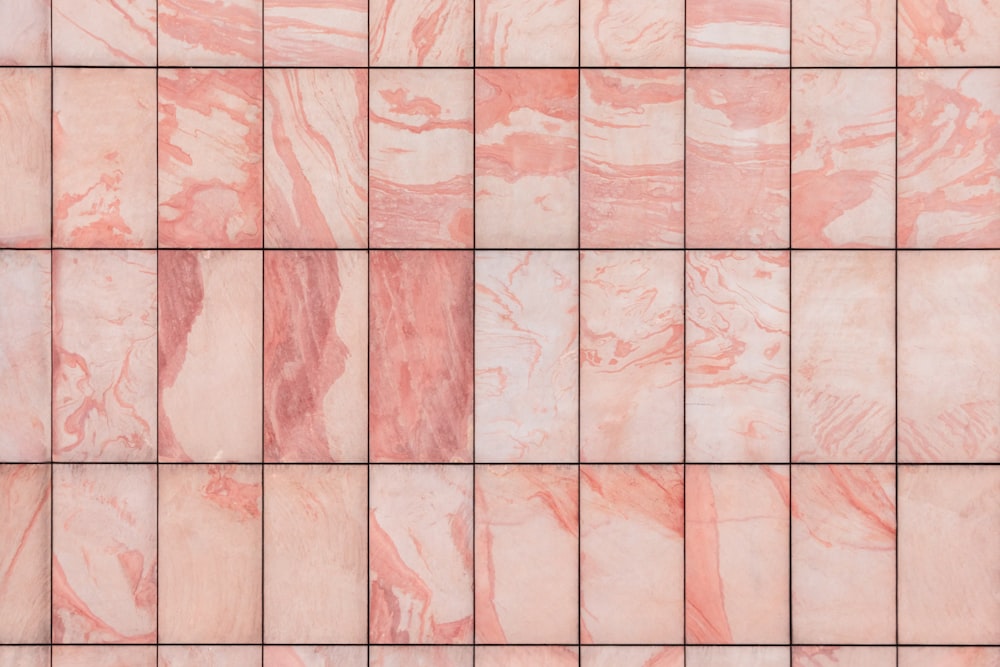 Gros plan d’un mur de carreaux de marbre rose