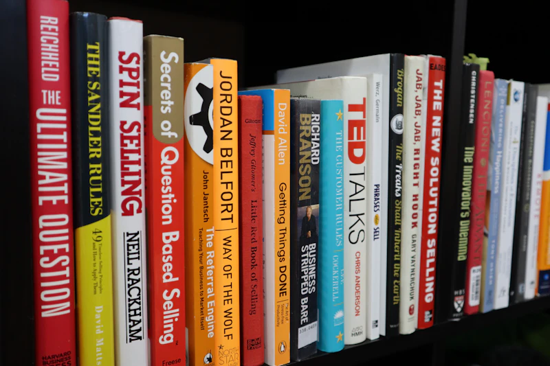 Estantería con libros impresos
